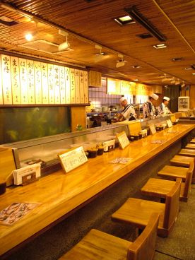 元祖ぶっち切り寿司 魚心 河原町店の雰囲気1