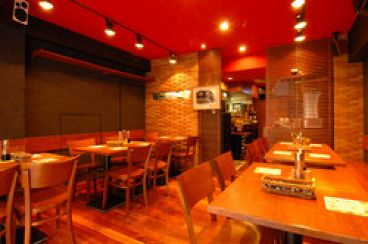 ナルト NARUTO shinbashi wine tapasの雰囲気1