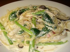 料理メニュー写真 ほうれん草とベーコンのクリームパスタ