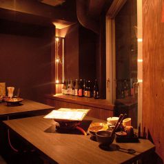 窓際のほうのお席です。ひっそり飲めます。