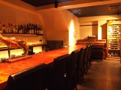 Wine&DINING 椅子に座ったNEKOOの写真