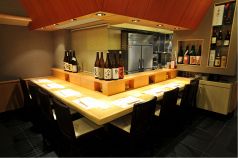 二人の距離が縮まるカウンター席