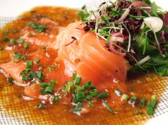 料理メニュー写真&nbsp;トロサーモンのあぶり焼き　茎わさびのソース