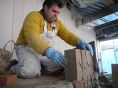 全ての工程を手作業で行う窯造り職人