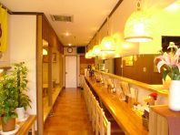 宅飲み気分で楽しめる店内