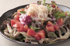 料理メニュー写真&nbsp;ズワイガニとキノコのサラダ