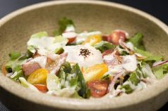 料理メニュー写真&nbsp;温泉玉子とベーコンのシーザーサラダ