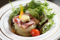 料理メニュー写真&nbsp;ジャガイモとカリカリベーコンの炙り焼きサラダ