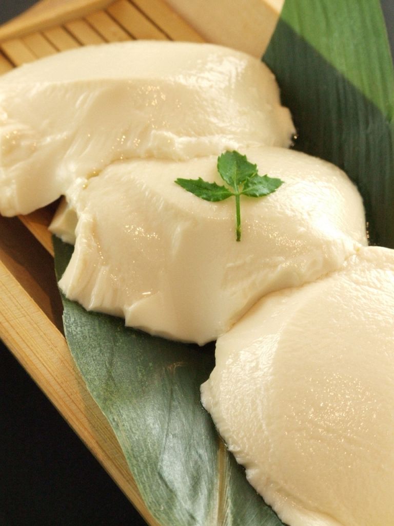じっくり熟成された豆腐の旨味がわかる一品。冷し青竹豆腐680円