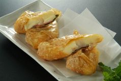 料理メニュー写真&nbsp;もちとチーズの湯葉巻き揚