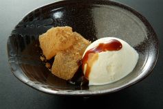 料理メニュー写真&nbsp;わらび餅とバニラアイスの黒蜜かけ