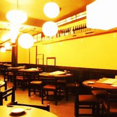 暖色の店内は落ちいた雰囲気