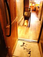 半地下へと続く階段