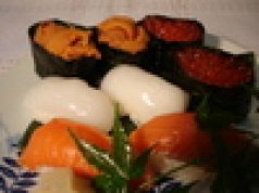 料理メニュー写真&nbsp;北海にぎり寿司（各２貫）　　生うに、いくら、鮭、いか