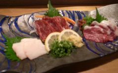 料理メニュー写真 特上馬刺し三種盛合せ