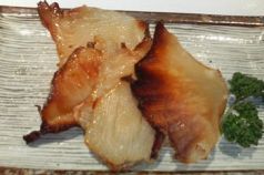 料理メニュー写真&nbsp;えいひれの炙り／せせりの塩焼き