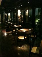席はすべてガラス張り