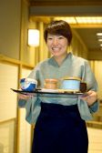 笑顔で料理を運びます。