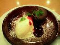 料理メニュー写真 フォンダンショコラのアイス添え