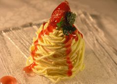 料理メニュー写真 苺のモンブランアイス