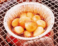 料理メニュー写真&nbsp;炙りベーコン／にんにくホイル焼き／ジューシーソーセージ