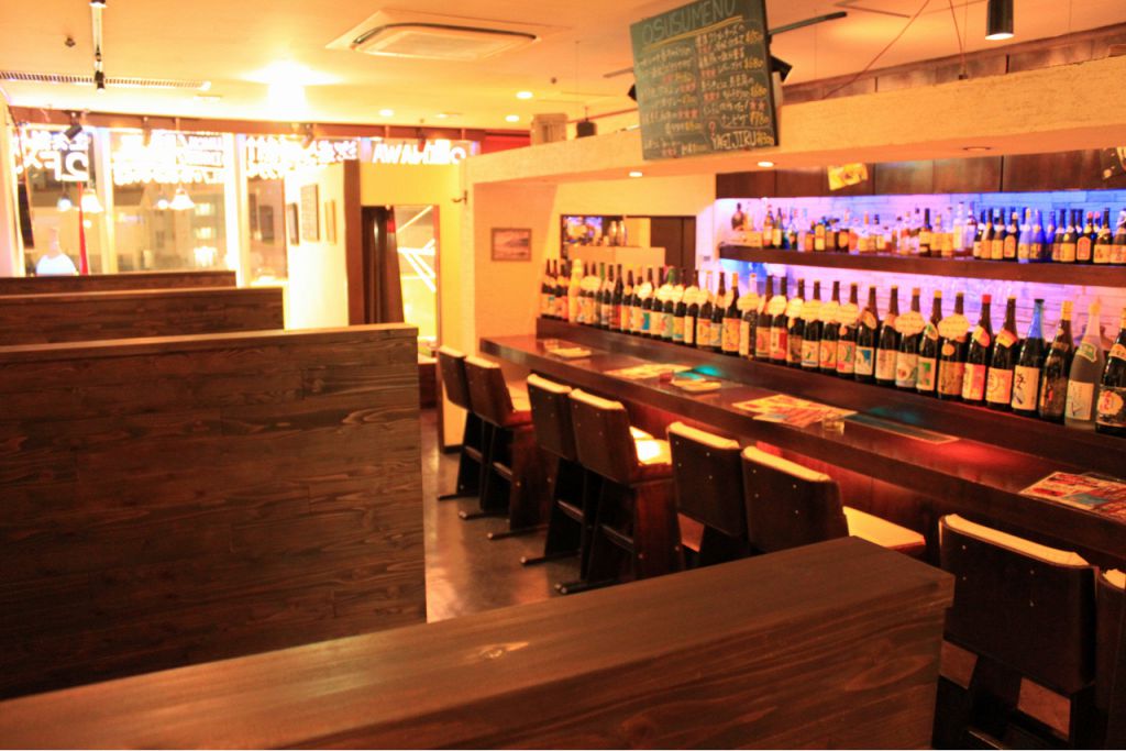 ゆったりとした雰囲気が漂う店内。友達同士で楽しむもよし、1人で落ち着くもよし…。サプライズも!