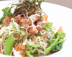 料理メニュー写真 海鮮ユッケのちょうちんサラダ