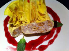 料理メニュー写真 ティラミスアイスのクレープ包みなどなど