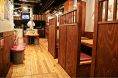 店内に入って右側、背もたれが仕切、個室風