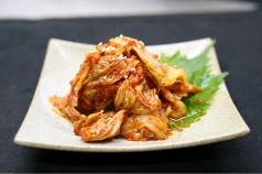 料理メニュー写真 キムチ/チャンジャ/冷やしトマト/なんこつ唐揚/手羽先の唐揚(2本)/きのこベーコン