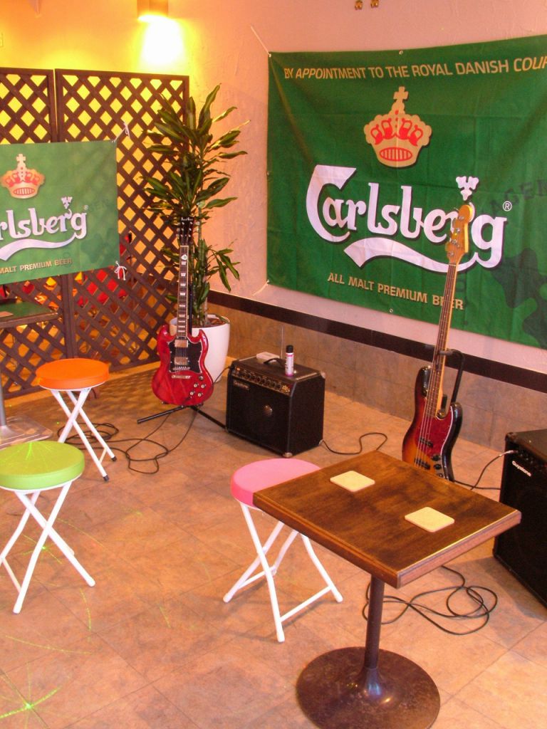ギターやベースなど楽器も完備♪各種PARTY時の演奏など自由にご利用可能です!!(貸切だと尚可)
