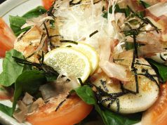 料理メニュー写真 牛しゃぶとキムチのサラダ/長芋とホウレン草のサラダ/炙りホタテとトロロのサラダ