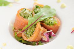 料理メニュー写真&nbsp;スモークサーモンのサラダロール　
