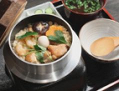 料理メニュー写真 鶏ときのこの釜飯