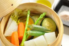 料理メニュー写真&nbsp;季節野菜のセイロ蒸しアンデスの紅塩・オリーブオイル・レモン添え～
