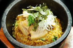 料理メニュー写真&nbsp;とろとろ焼き豚とレタスの石焼き卵炒飯