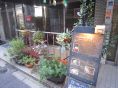 西新橋交差点から近くにお店がございます