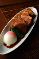 料理メニュー写真&nbsp;豚角煮の温泉玉子添え