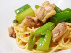 料理メニュー写真 鶏とネギのあっさりしょうゆパスタ