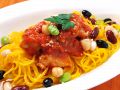 料理メニュー写真&nbsp;5種の豆と鶏のトマトソース/かぼちゃ麺（ビタミン、ミネラルが豊富で栄養価が高い）