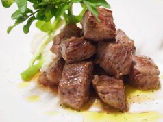 料理メニュー写真 やわらかお肉のサイコロステーキ