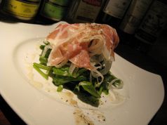 料理メニュー写真 生ハムのプレミアムサラダ