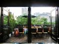 テラスの向こうは生田神社の森が望める景観