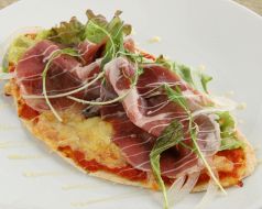 料理メニュー写真 ナンのキーマカレーピザ