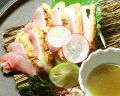 料理メニュー写真 モモ肉炙りタタキ 柚子胡椒レモンダレ