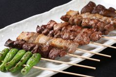 料理メニュー写真&nbsp;串焼き８本盛り合わせ。