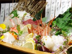 料理メニュー写真 マグロと季節のお造り三種舟盛り ¥924旬の彩りお造り五種舟盛り ¥1344