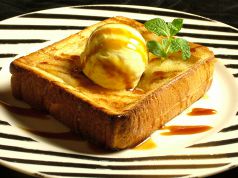 料理メニュー写真 ハニートーストアイス添え