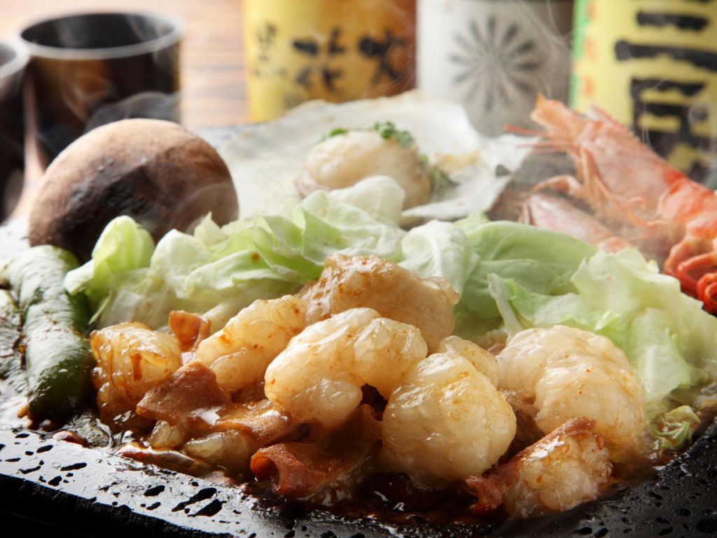 ホルモン好きだけど炭火焼だと臭いが気になるという貴方に!煙が出ず臭いが気にならない溶岩石焼き!