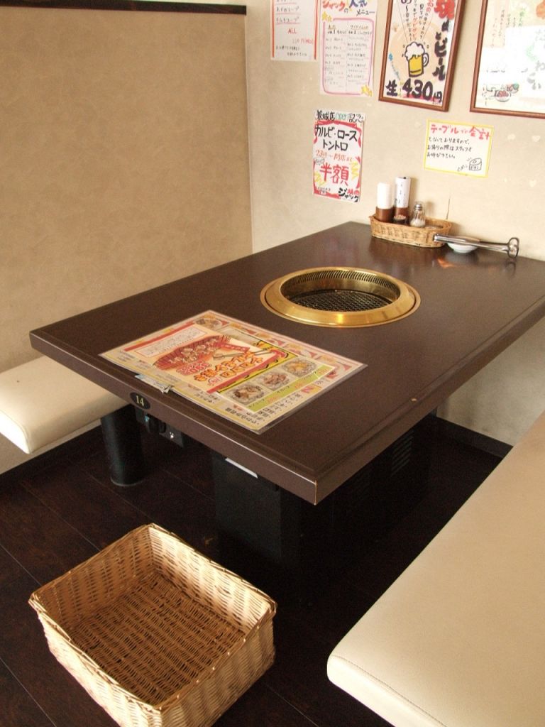 プライベートでも気軽に焼肉を楽しめるパーテーションされたテーブル席